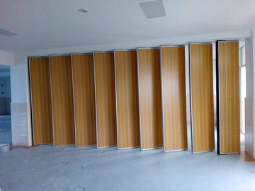 Izolowane ozdobne przesuwne panele sufitowe, drewniana ściana działowa w sali konferencyjnej