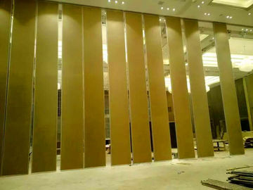 Izolowane ozdobne przesuwne panele sufitowe, drewniana ściana działowa w sali konferencyjnej