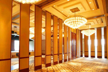 Odporność na ścieranie Drewniane składane ścianki działowe dla sali konferencyjnej o wysokości 7m