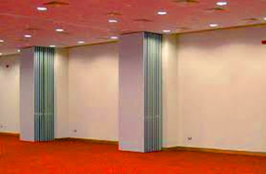 Materialy dekoracyjne Ruchome przesuwane ściany działowe dla górnego systemu wiszącego w pokoju konferencyjnym