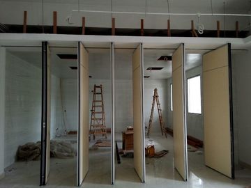 Dostosowane akustycznie obsługiwane składane przesuwane ściany działowe / drzwi Melaminowe wykończenie