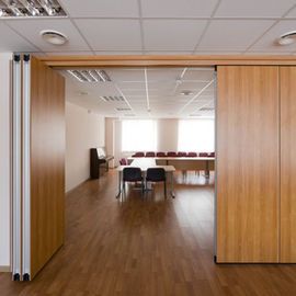 Elastyczne ścianki przesuwne z drewna pochłaniające dźwięki 85 mm do pomieszczeń biurowych i konferencyjnych