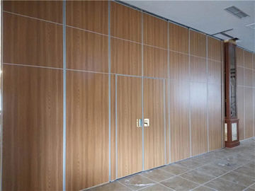Grubość panelu 65 mm Aluminiowe przesuwne gąsienice Drewniane składane ściany działowe do klasy