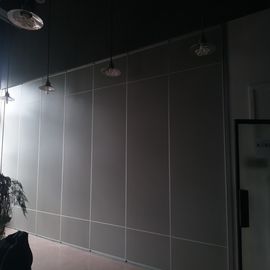 Izolacja akustyczna sali konferencyjnej Składane ruchome ściany działowe z MDF