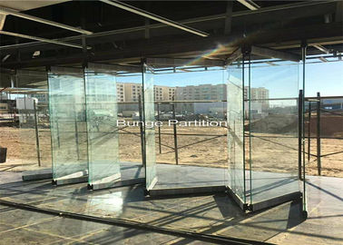 Wystawa w Pakistanie pokazuje składaną szklaną ściankę działową pod instalacją z belki stalowej