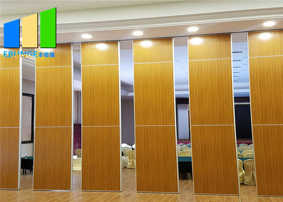 Przesuwane, składane, dźwiękoszczelne ścianki działowe w sali konferencyjnej